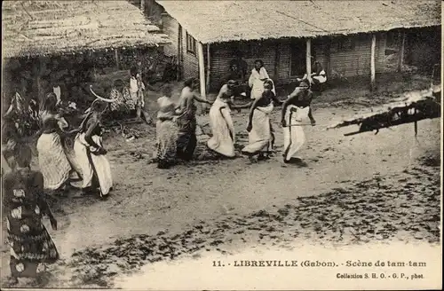 Ak Libreville Gabun, Scene de tam tam, Dorfansicht mit tanzenden Frauen