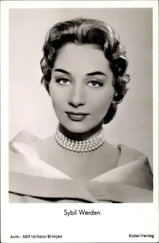 Ak Schauspielerin Sybil Werden, Portrait mit Perlenkette, Griff nach den Sternen