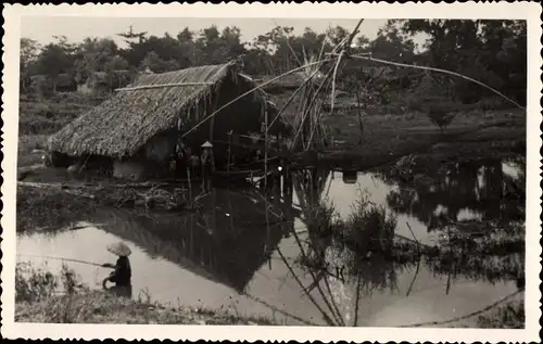 Foto Ak Vietnam, Hütte mit Fischernetz, Angler, Vietnamesen