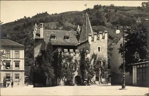 Ak Meran Merano Südtirol, Landesfürstliche Burg, Straßenpartie im Ort