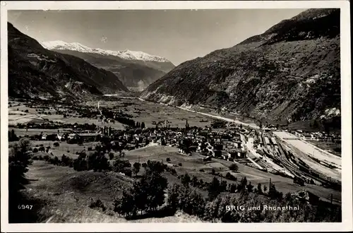 Ak Brig Glis Kt. Wallis Schweiz, Rhonetal, Ortschaft mit Landschaftsblick, Bahnhof, Bahnstrecke