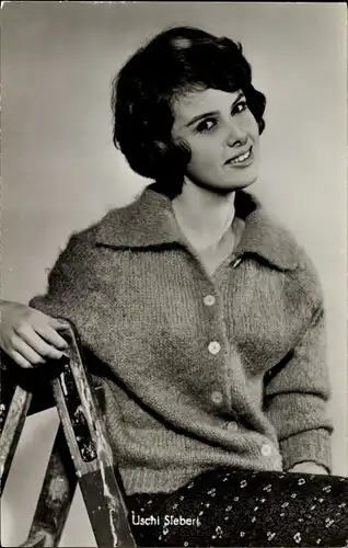 Ak Schauspielerin Uschi Siebert, Portrait auf einer Leiter, Mörderspiel