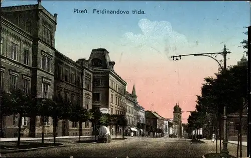 Ak Plzeň Pilsen Stadt, Ferdinandova trida, Straßenpartie, Kirchturm, Gebäude