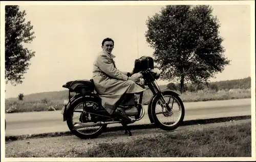 Foto Ak Junger Mann auf einem Sachs Motorrad, Mantel, Tragbares Radio auf dem Lenker