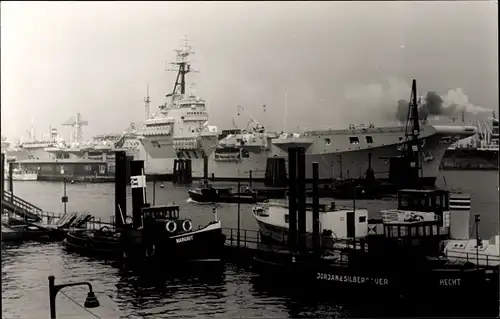 Foto Ak Hamburg, Partie im Hafen, Schlepper Margrit und Hecht, US Flugzeugträger