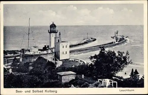 Ak Kołobrzeg Kolberg Pommern, Leuchtturm, Hafeneinfahrt, Blick aufs Meer