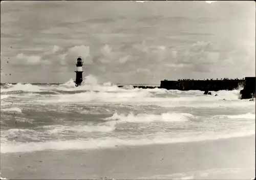 Ak Rostock Warnemünde, Brandung an der Mole, Blick zum Leuchtturm