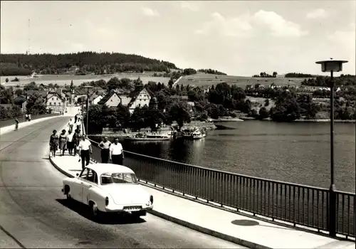 Ak Saalburg Ebersdorf in Thüringen, Straßenpartie an der Bleilochtalsperre, Blick zum Ort