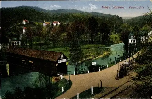 Ak Barthmühle Pöhl im Vogtland, Blick auf überdachte Brücke, Fluss, Ort, Gleise