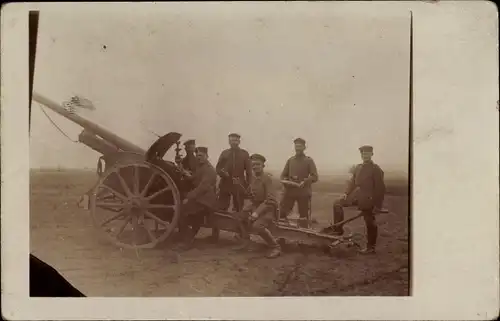 Foto Ak Deutsche Soldaten an einer Haubitze, Geschütz, Artillerie, I. WK