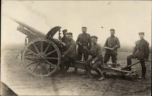 Foto Ak Deutsche Soldaten an einer Haubitze, Geschütz, Kanone, Artillerie, I. WK