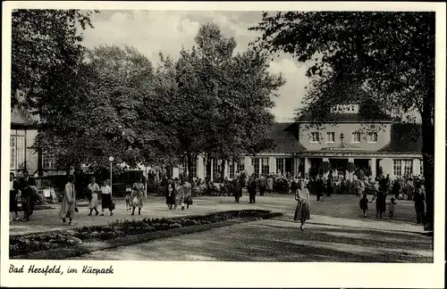 Ak Bad Hersfeld in Hessen, Blick in den Kurpark, Passanten