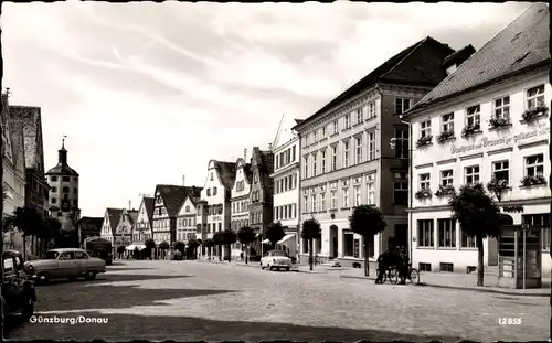 Ak Günzburg in Schwaben, Partie im Ort, Gasthaus und Brauerei zur goldenen Traube, Opel, Autos