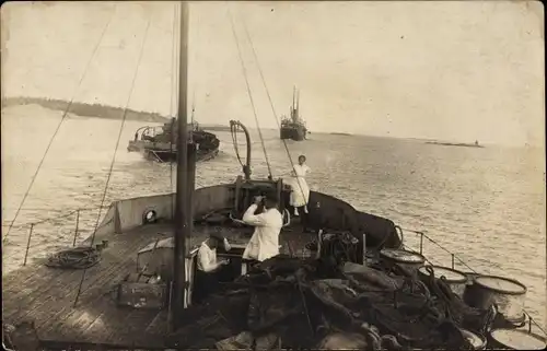 Foto Ak Deutsche Matrosen an Bord eines Schiffes, Zwei Schiffe im Schlepptau eines Dampfers