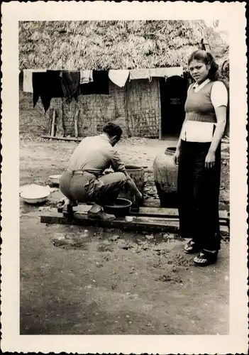Foto Vietnam, Vietnamesen bei der Arbeit vor einem Haus