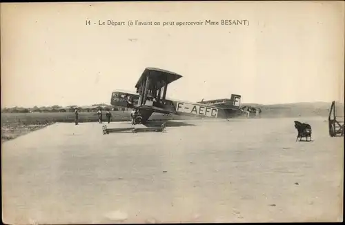 Ak Le départ, à l'avant on peut apercevoir Mme Besant, F-AEFC, Französisches Flugzeug