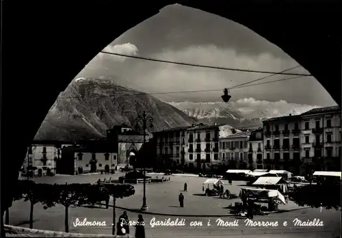 Ak Sulmona Abruzzo, Piazzo Garibaldi con i Monti Morrone e Maiella, Marktstände