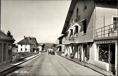 Ak La Cure Kt. Waadt Schweiz, Hotel de la Gare, Epicerie, Straßenansicht