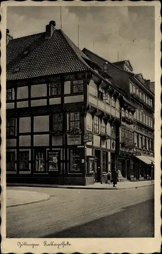 Ak Göttingen in Niedersachsen, Straßenpartie, Blick zur Ratsapotheke