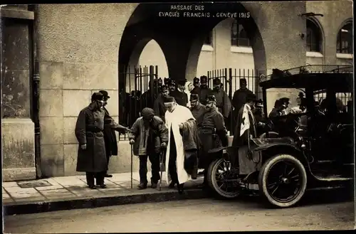 Foto Ak Genève Genf Stadt, Passage des Evacues Francais 1915, Schweizer Soldaten, Regiment 10