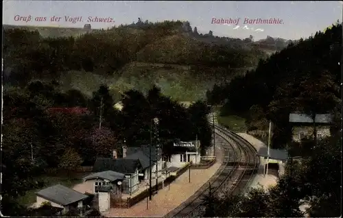 Ak Barthmühle Pöhl Vogtland, Blick auf den Bahnhof und Umgebung, Eisenbahnstrecke