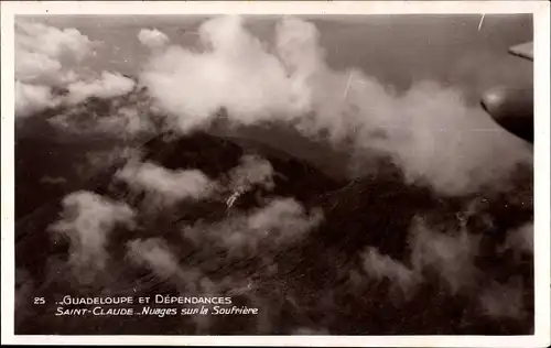 Ak Saint Claude Guadeloupe, Nuages sur la Soufriere, Berggipfel, Wolken, Fliegeraufnahme