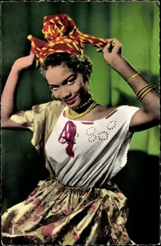 Ak Martinique, Jeune fille dressant son Madras, Mädchen mit Kopftuch