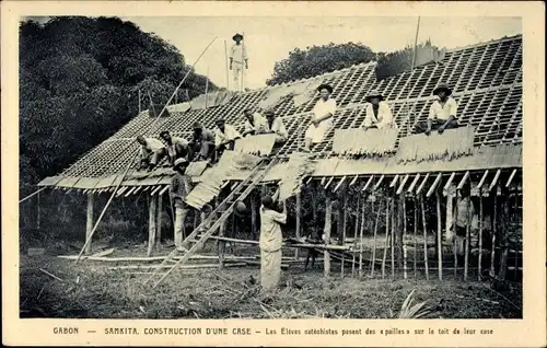 Ak Samkita Gabun, Construction d'une case, Afrikaner beim Hausbau, Dachdecker
