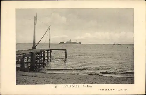 Ak Cap Lopez Gabun, La Rade, Partie am Hafen mit Blick auf das Meer, Dampfschiff
