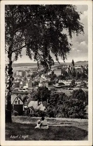 Ak Adorf im Vogtland, Partie auf der Wiese mit Blick zum Ort