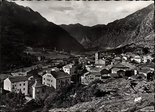 Ak Andorra la Vella Andorra, Ortschaft mit Landschaftsblick, Kirche