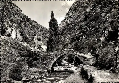 Ak La Massana Andorra, Pont de St. Antoine sur la Riviere Massana, Flusspartie, Steinbrücke