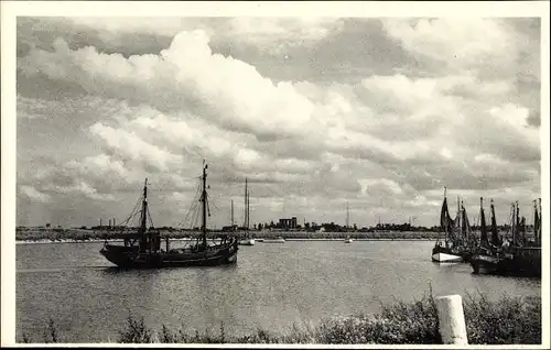 Ak Nieuwpoort Westflandern, L'Yser, Flusspartie mit Blick auf den Ort, Fischerboote