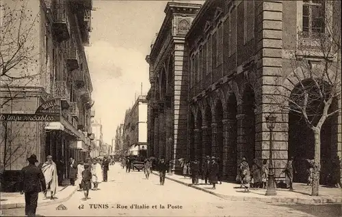 Ak Tunis Tunesien, Rue d'Italie et la Poste, Straßenpartie mit Blick auf das Postamt