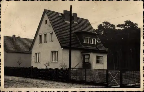 Foto Ak Klein Mühlingen Bördeland Salzlandkreis, Blick auf ein Wohnhaus am Waldrand, Garten