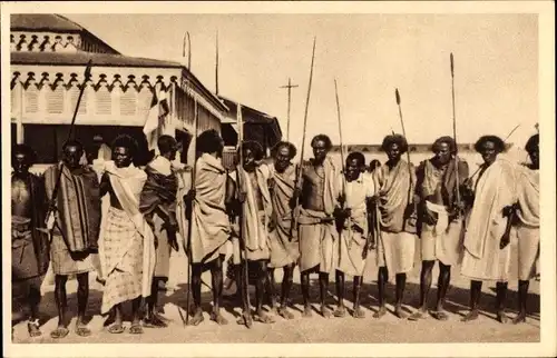 Ak Djibouti Dschibuti, Guerriers Issa, Krieger mit Speeren