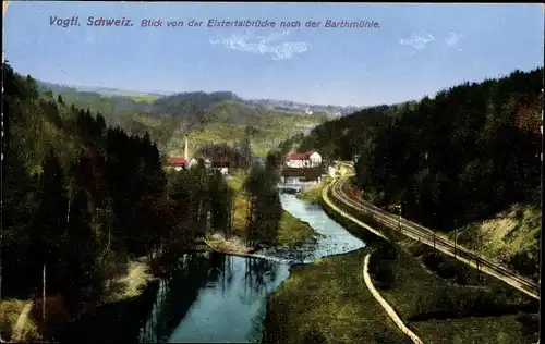 Ak Barthmühle Pöhl im Vogtland, Blick von der Elstertalbrücke zur Barthmühle, Wald