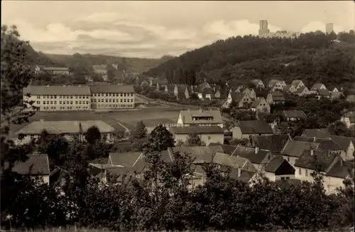 Ak Eckartsberga an der Finne im Burgenlandkreis, Ortsblick mit Zentralschule und Eckartsburg