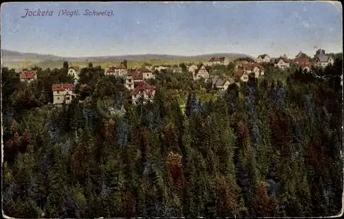 Ak Jocketa Pöhl Vogtland, Fliegeraufnahme, Blick über den Wald zum Ort