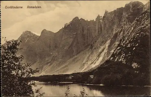 Ak Romsdal Norwegen, Troldtinderne, Berge, Fjord, Häuser