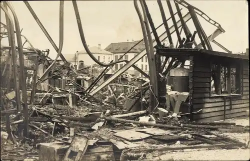Foto Ak Ausgebranntes Haus, Trümmer, Überreste