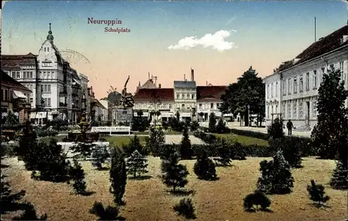 Ak Neuruppin in Brandenburg, Schulplatz, Parkanlagen, Denkmal