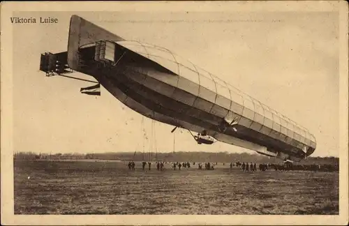 Ak Zeppelin Viktoria Luise, Luftschiff über einem Landefeld, Halteseile