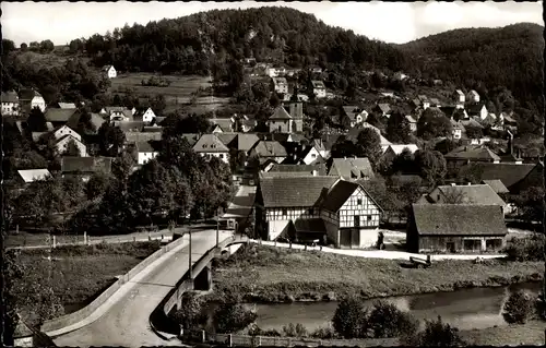 Ak Muggendorf Wiesenttal Fränkische Schweiz, Totalansicht der Ortschaft, Kirche