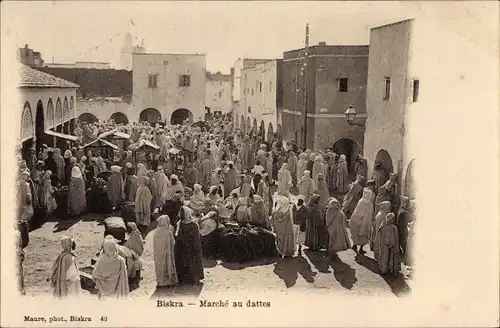 Ak Biskra Algerien, Marché aux dattes, Araber auf dem Marktplatz, Maghreb
