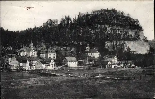 Ak Oybin in Sachsen, Totalansicht der Ortschaft mit dem Berg Oybin, Kirche