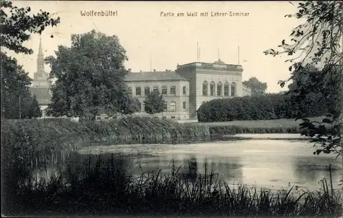 Ak Wolfenbüttel in Niedersachsen, Partie am Wall mit Lehrerseminar