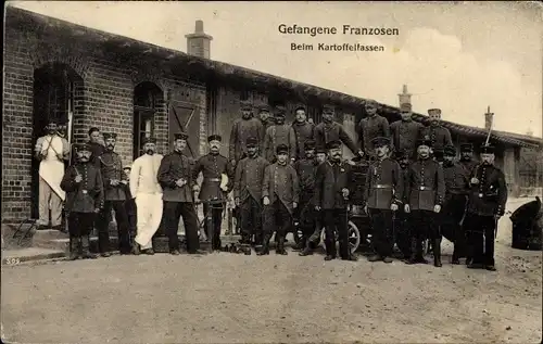 Ak Gefangene Franzosen beim Kartoffelfassen, Kriegsgefangene, Kriegsgefangenenlager, I. WK