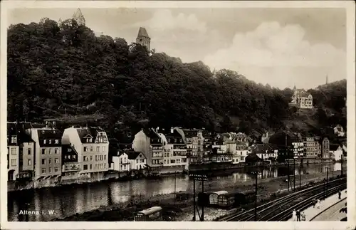 Ak Altena im Märkischen Kreis, Lennepartie mit Teilansicht von Stadt, Eisenbahnstrecke