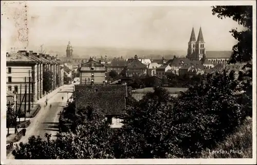 Ak Landau in der Pfalz, Teilansicht von Ortschaft mit Straßenpartie und Blick auf Kirche